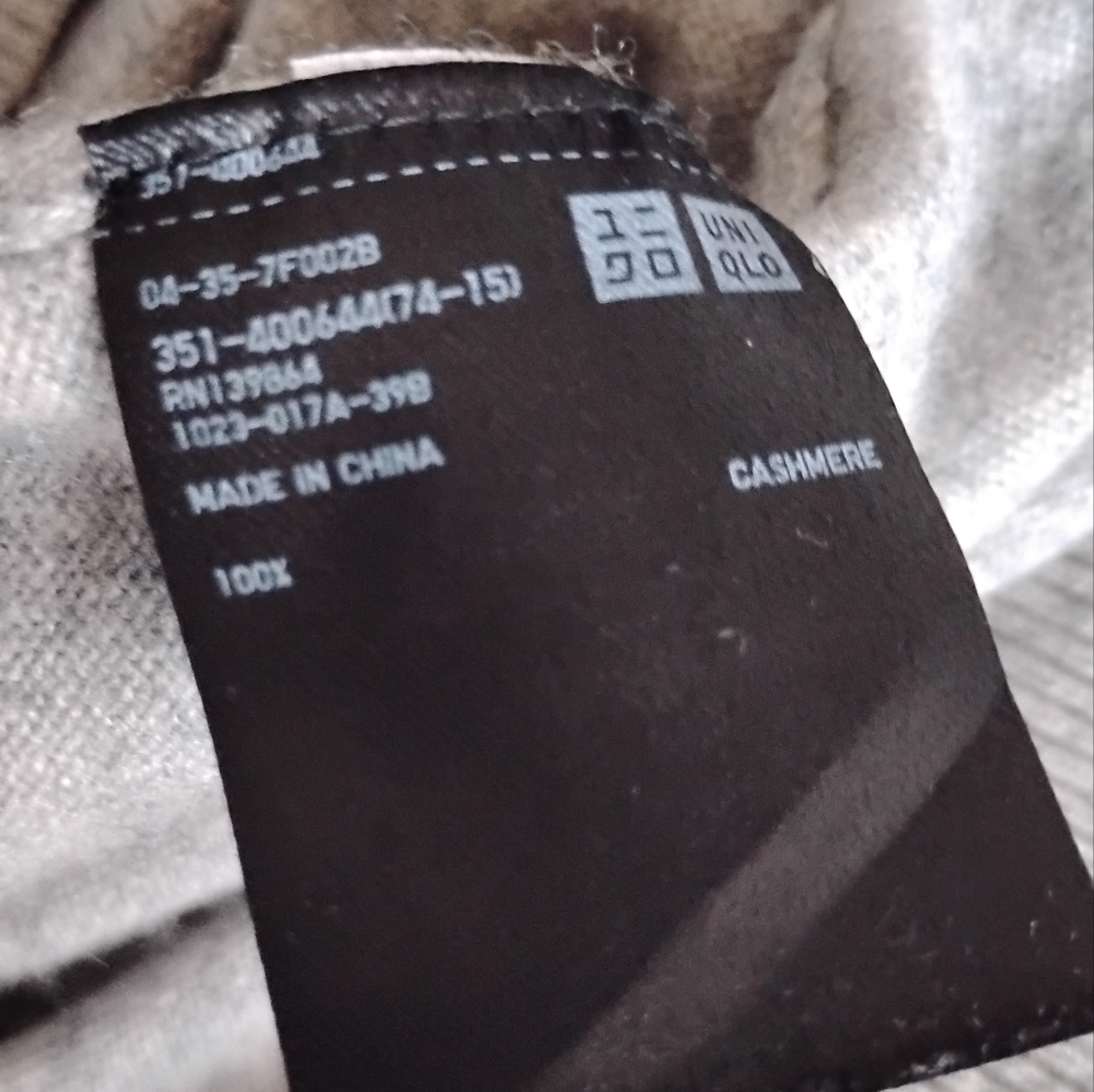 Uniqlo Cashmere Crewneck Sweater Classic Gray Preppy Cozy Unisex Size Medium - Picture 12 of 12